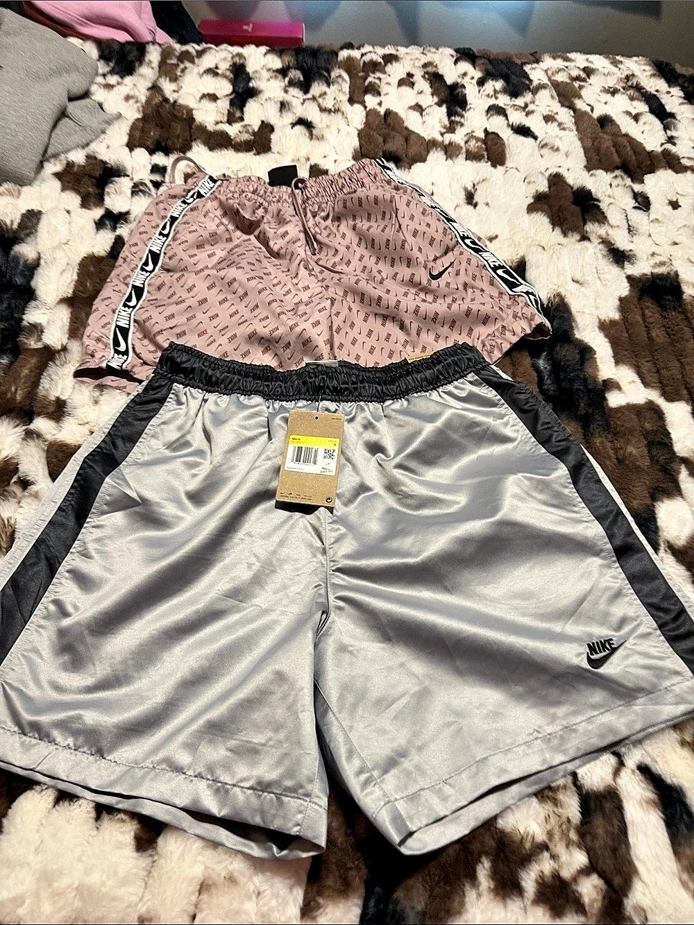 Nike Sportswear Club Flow Football Shorts Men'Small Gray & Pink Small